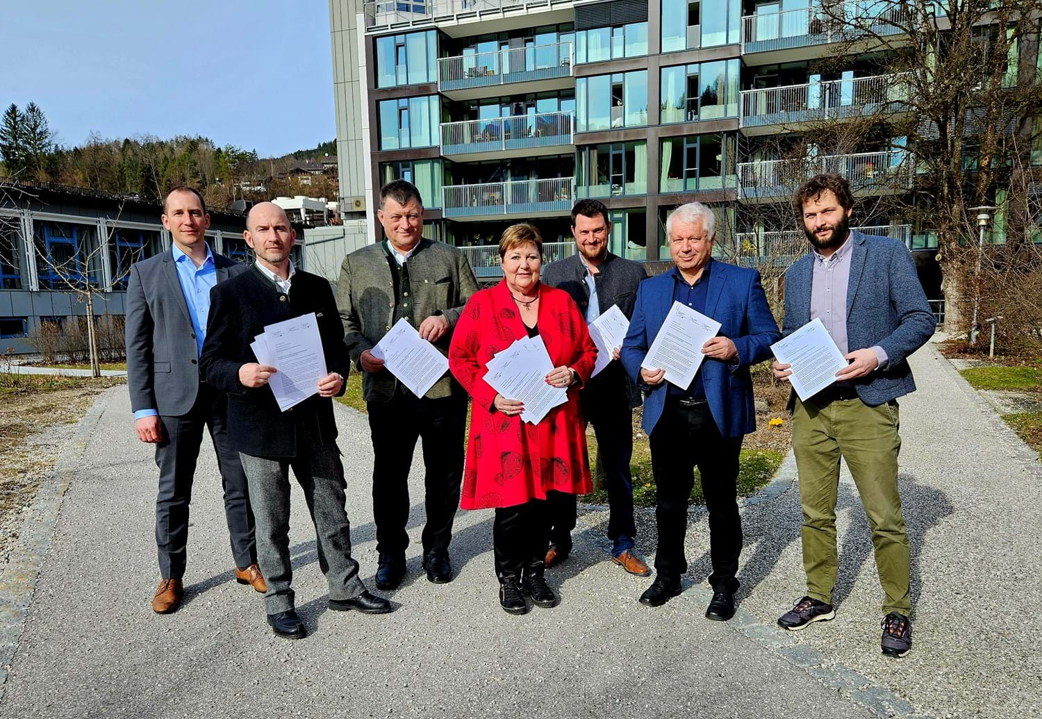 Die Verfasser des Offenen Briefes an Bundesgesundheitsminister Karl Lauterbach: Frank Niederbühl (Geschäftsführer Klinikum GAP), Sebastian Kramer (Geschäftsfüh-rer ZugspitzRegion), Anton Speer (Landrat GAP), Andrea Jochner-Weiß (Landrätin WM-SOG), Hannes Sörgel (GesundheitsregionPLUS GAP), Hans-Jörg Zahler (Vorsit-zender GesundheitsregionPLUS GAP) und Benedikt Wiedemann (GesundheitsregionPLUS Weilheim-Schongau). 